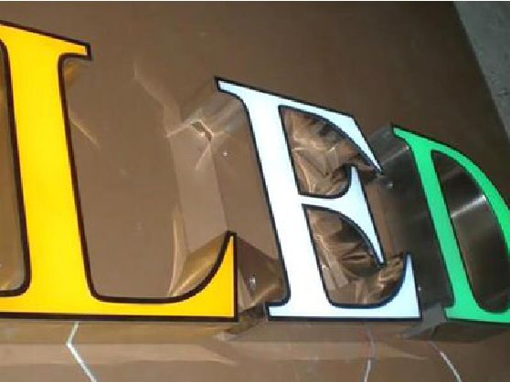 钟山介绍LED招牌的基础知识。